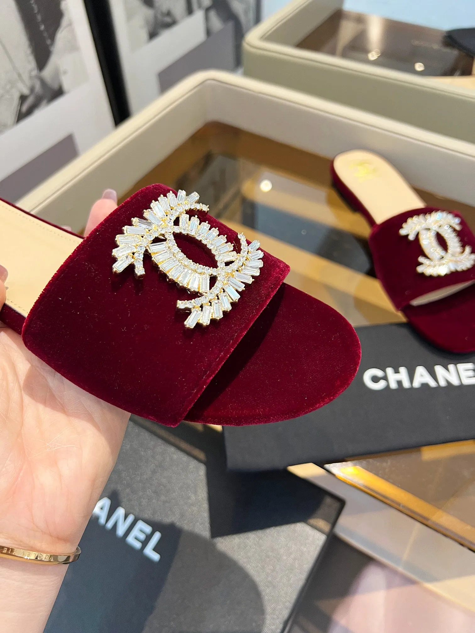 👟👟Ex-factory price 340👟👟 Genuine leather bottom +40 🎉🎉🎉Chanel Xiaoxiang C family sandals series official website synchronization, classic and elegant, casual wear 🌹🌹🌹🌹Original logo~Select imported cowhide and C family custom fabrics, multiple colors for the goddess to choose! ❤️❤️❤️❤️ Code number: 36~40 (customized 35 41 42 43 44 cannot be returned or exchanged)